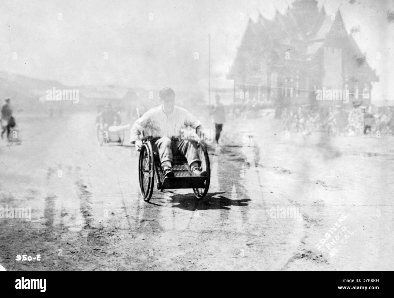 Charles Hill a capturé une image du Pavillon du Siam à l'exposition internationale Panama-Pacific en 1915, qui s'est tenue à San Francisco. Ce pavillon était l'une des principales attractions de l'exposition, mettant en valeur la culture et l'architecture thaïlandaises. Banque D'Images