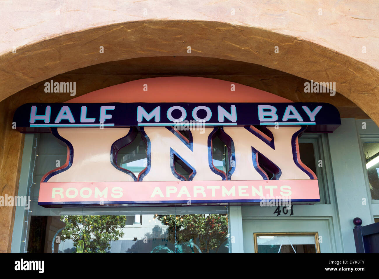 Signe au-dessus de l'entrée de Half Moon Bay Inn à Half Moon Bay, en Californie. Banque D'Images