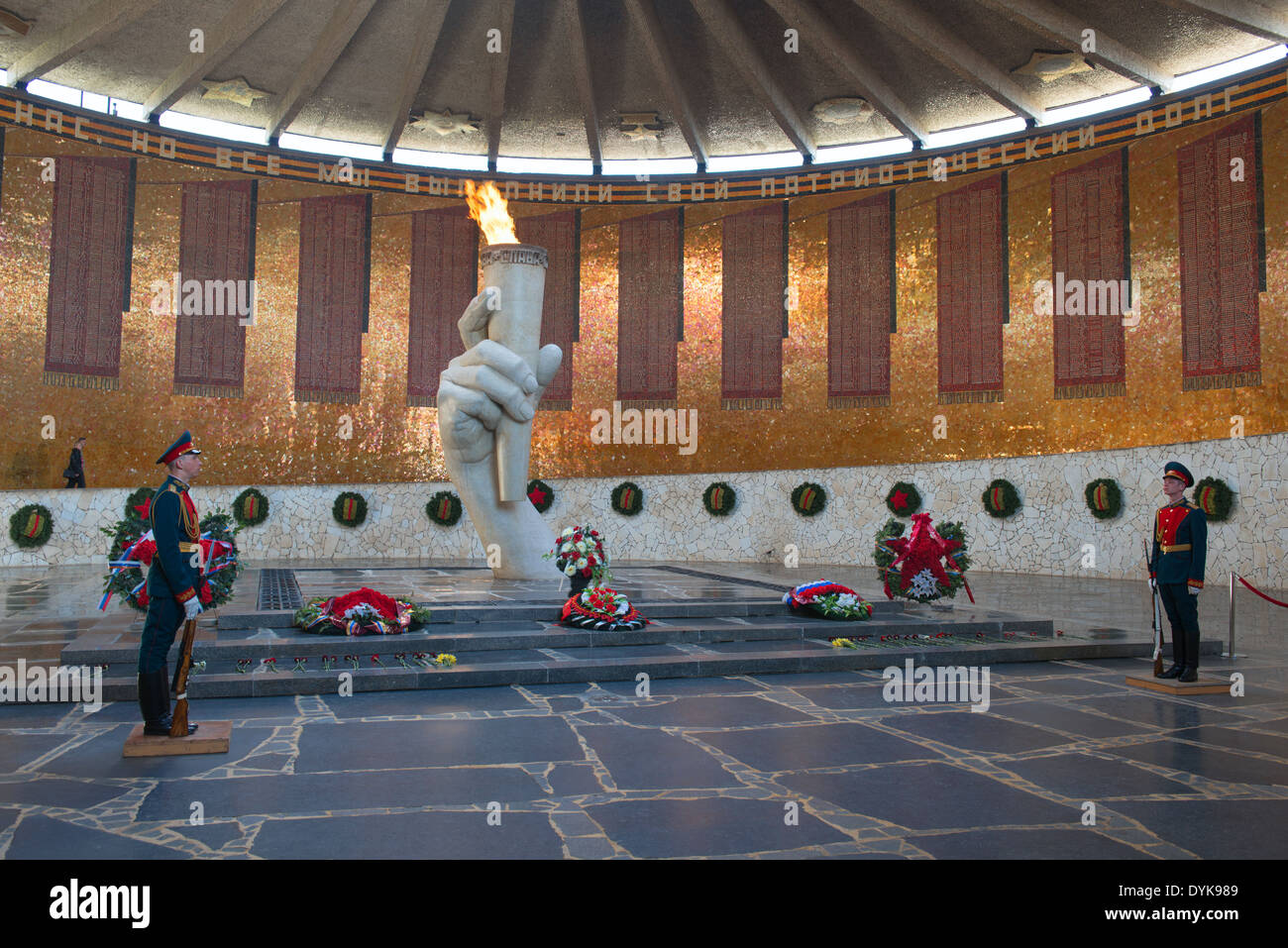 Flamme éternelle au mémorial de Mamaïev Kourgan à Volgograd (ex-Stalingrad), la Russie. Banque D'Images