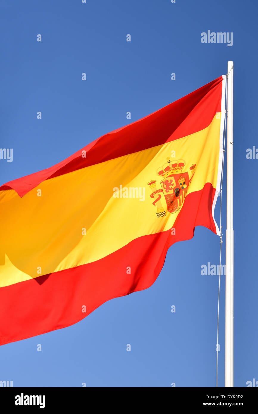 Spanish flag against blue sky Banque D'Images