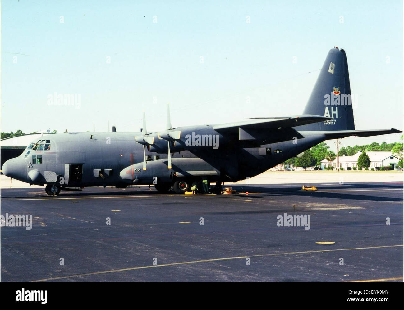 Le Lockheed AC-130E, numéro de série 69-6567, était un avion de reconnaissance armé utilisé par la 415e escadre d'opérations spéciales de l'US Air Force à la base aérienne d'Eglin en juin 1973. Ce modèle est connu pour sa polyvalence dans le soutien aérien rapproché et les opérations de nuit. Banque D'Images