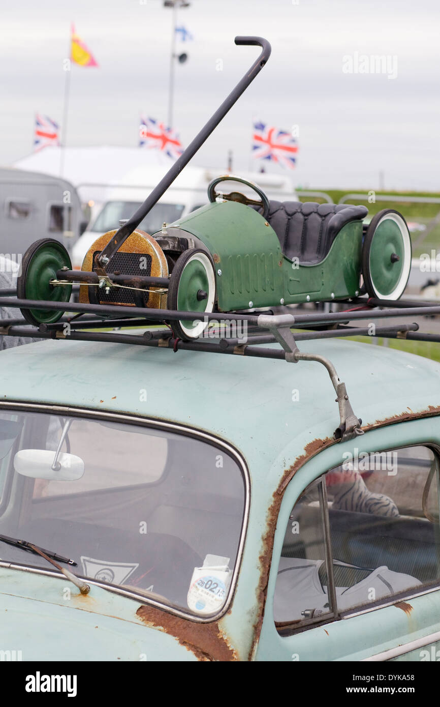 Volkswagen Beetle Rat avec toy voiture de sport sur le toit Banque D'Images