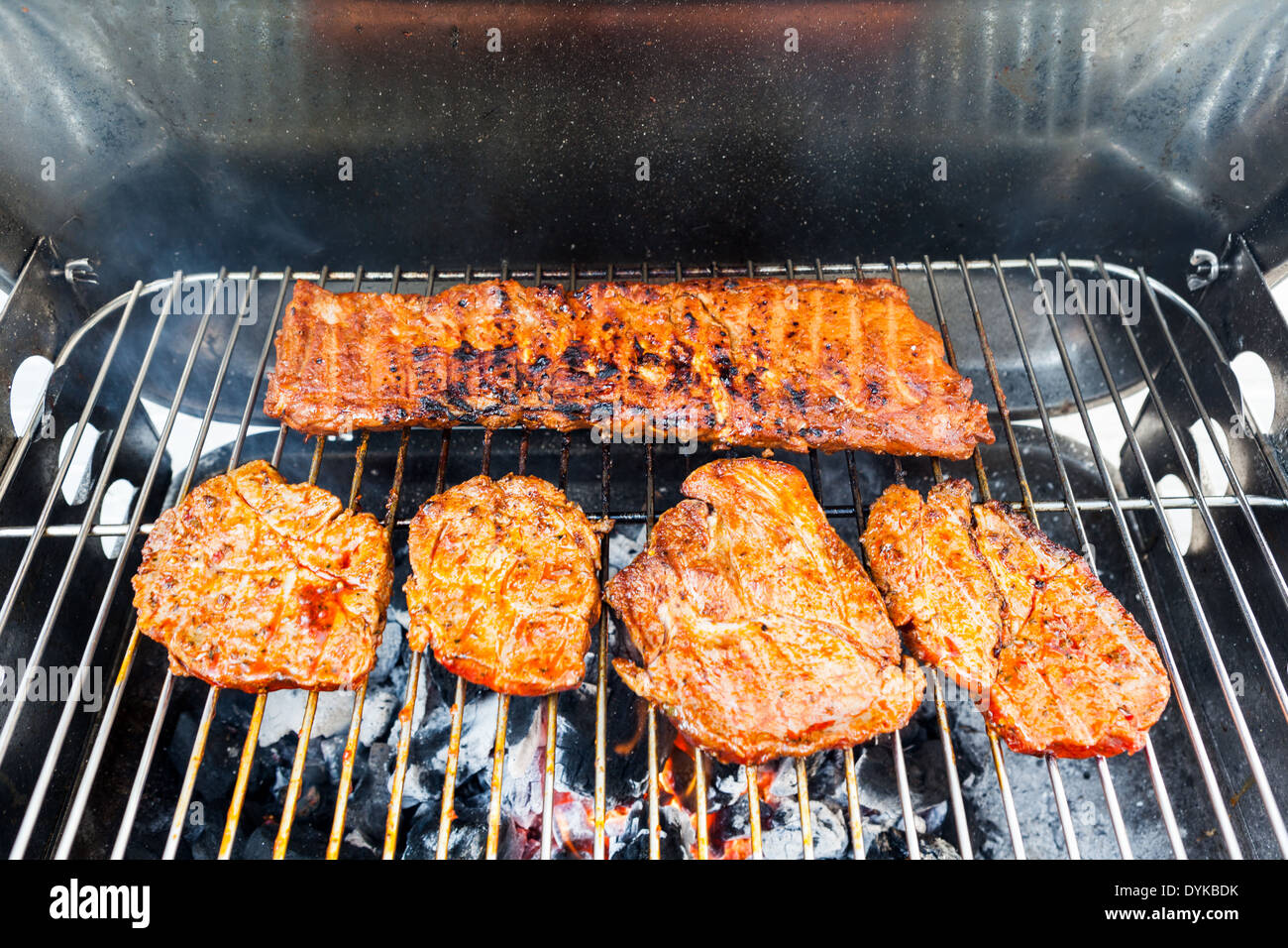 Faire un barbecue est doux et le goût de la viande Banque D'Images