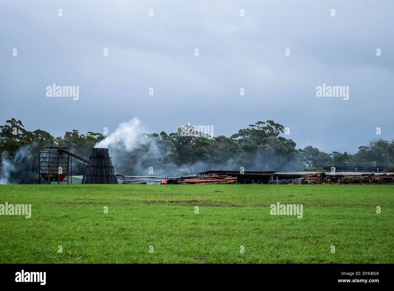 Un incinérateur de déchets de chantier d'exploitation forestière craque de la fumée dans East Gippsland Victoria Australie Banque D'Images