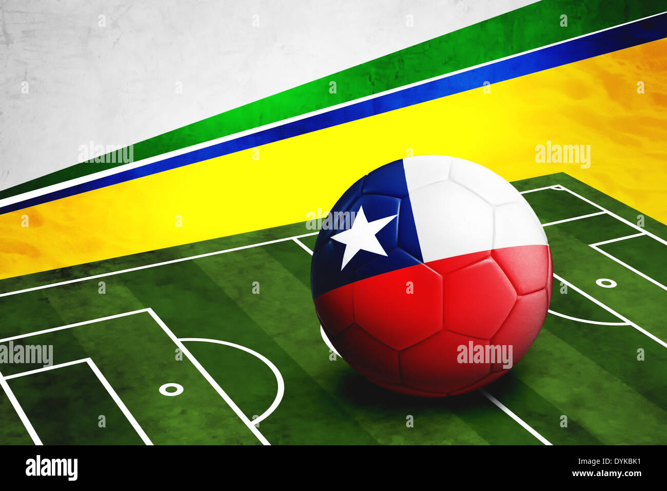 Ballon de soccer avec le Chili drapeau sur terrain de soccer. Le Chili est participant du tournoi mondial de football au Brésil, 2014. Banque D'Images