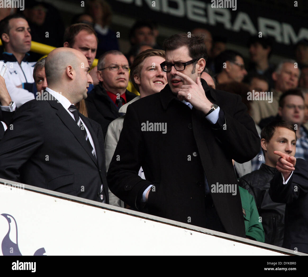 Tottenham Hotspur v Fulham . . London, UK . . 19.04.2014 Fulham et ventilateur inutile gameshow Richard hôte Osman (lunettes) montres le jeu, comme son équipe perdre 3-1. **Cette photo ne peut être utilisée que pour un usage éditorial que par l'accord de licence DataCo**. Pic : Paul Marriott Photography Banque D'Images