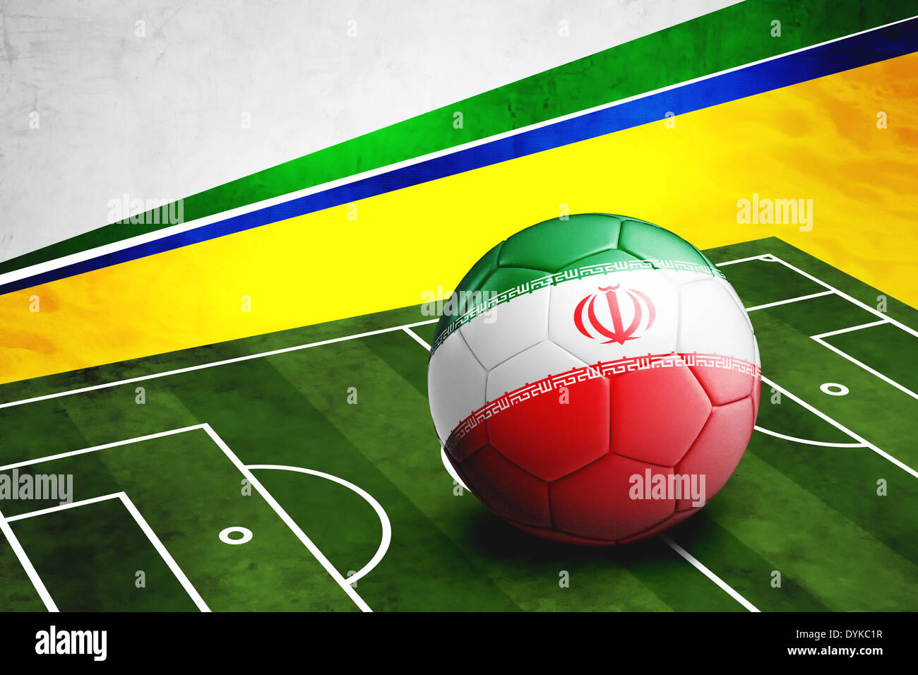 Ballon de soccer avec l'Iran drapeau sur terrain de soccer. L'Iran est participant du tournoi mondial de football au Brésil, 2014. Banque D'Images
