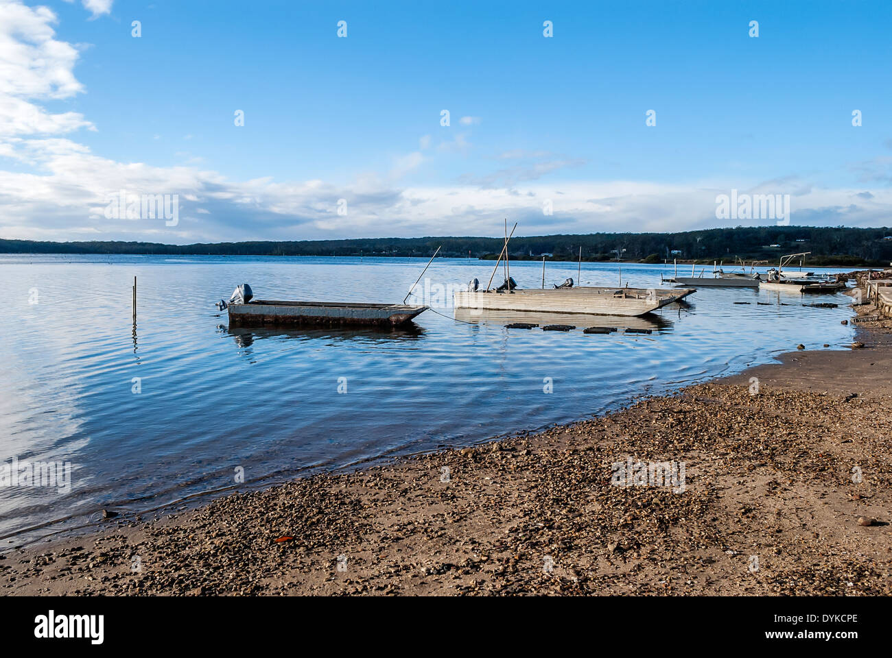 Petits bateaux de pêche amarrés sur une voie navigable intérieure abritée près de Pambula, Nouvelle-Galles du Sud, Australie. Banque D'Images