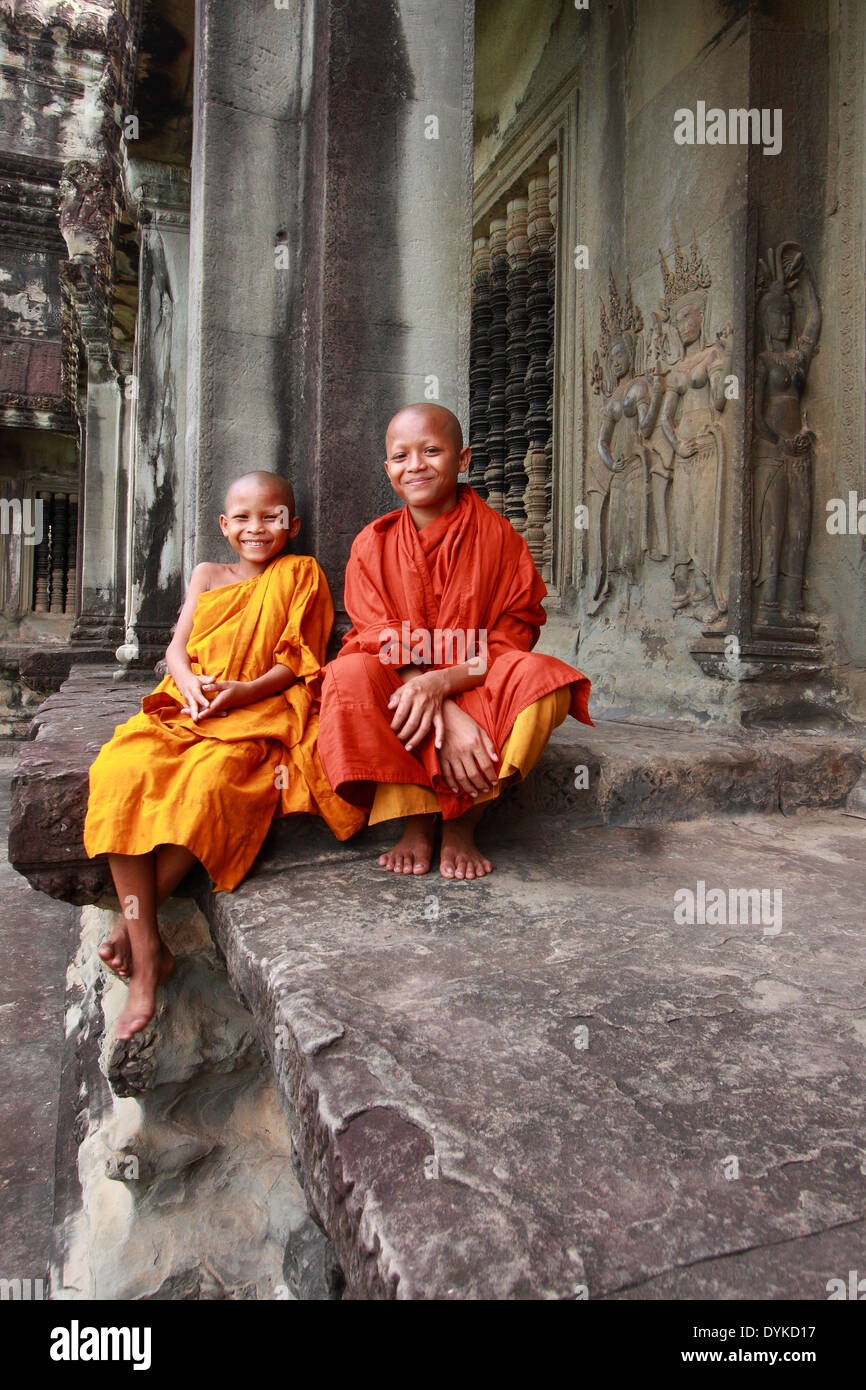 Deux inconnus novices bouddhistes à Angkor Wat Banque D'Images