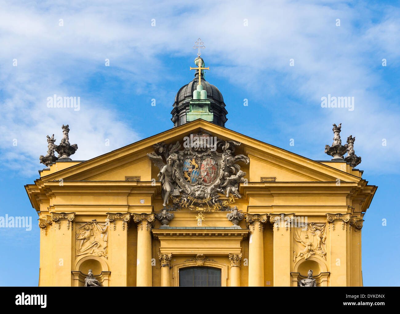 Détail de le fronton de la façade de la Theatinerkirche. CoA de l'électeur Maximilien III Joseph et sa femme, de sa Maria-Anna Banque D'Images