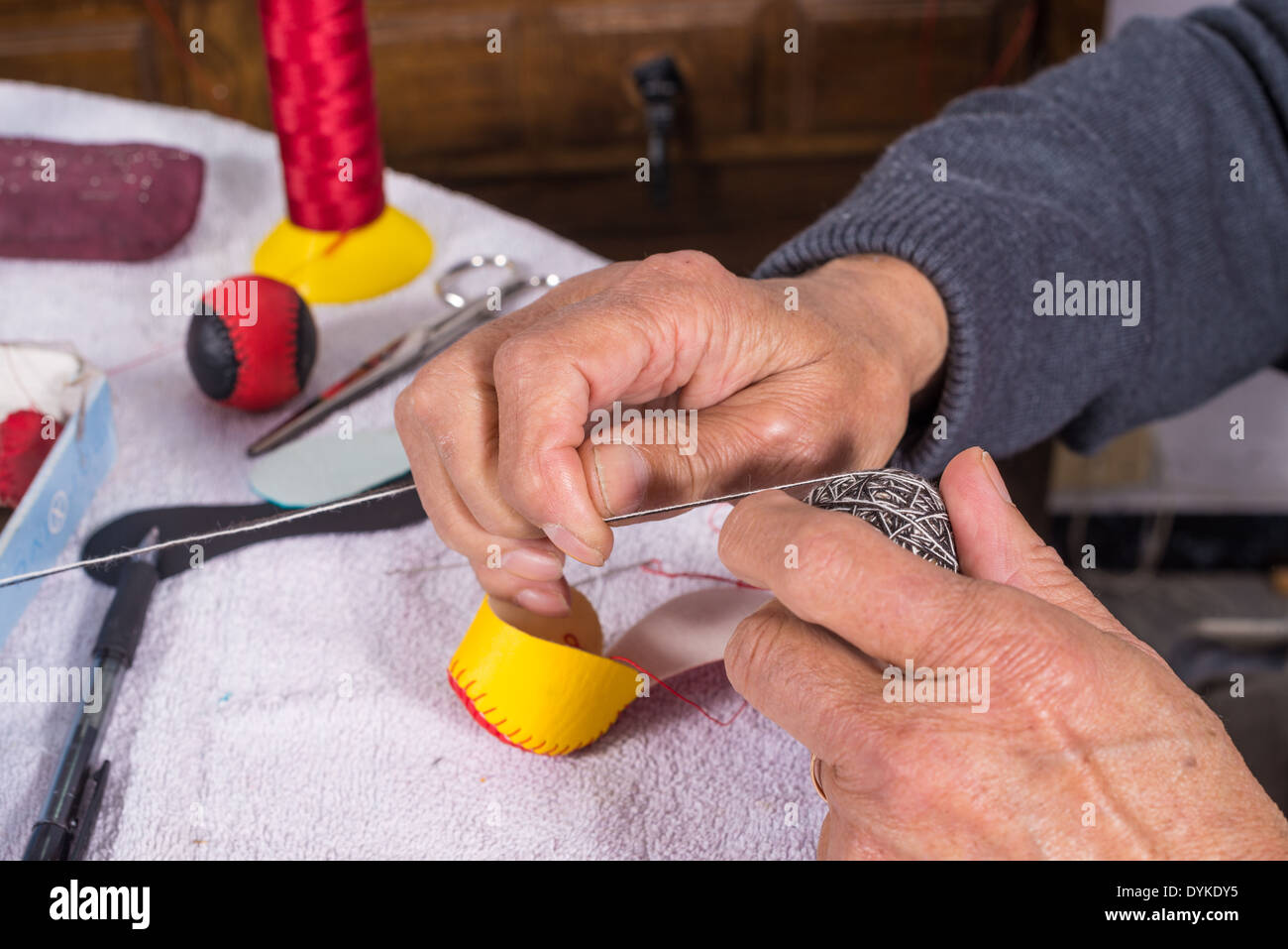 Image main d'hommes anciens traditionnels couture boules jai alai Banque D'Images