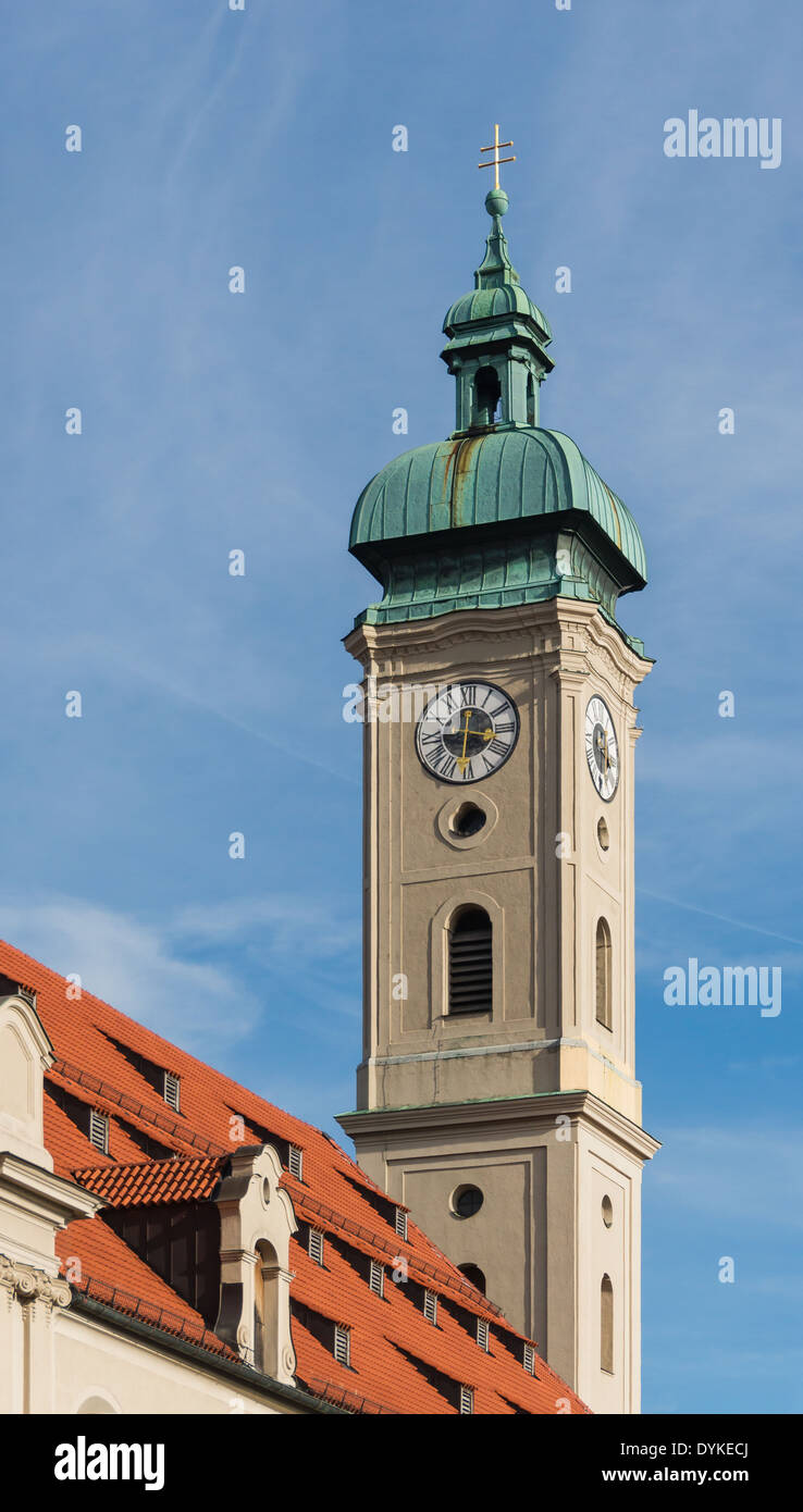 Clocher de l'église Heilig-Geist, Munich, Bavière, Allemagne. Banque D'Images