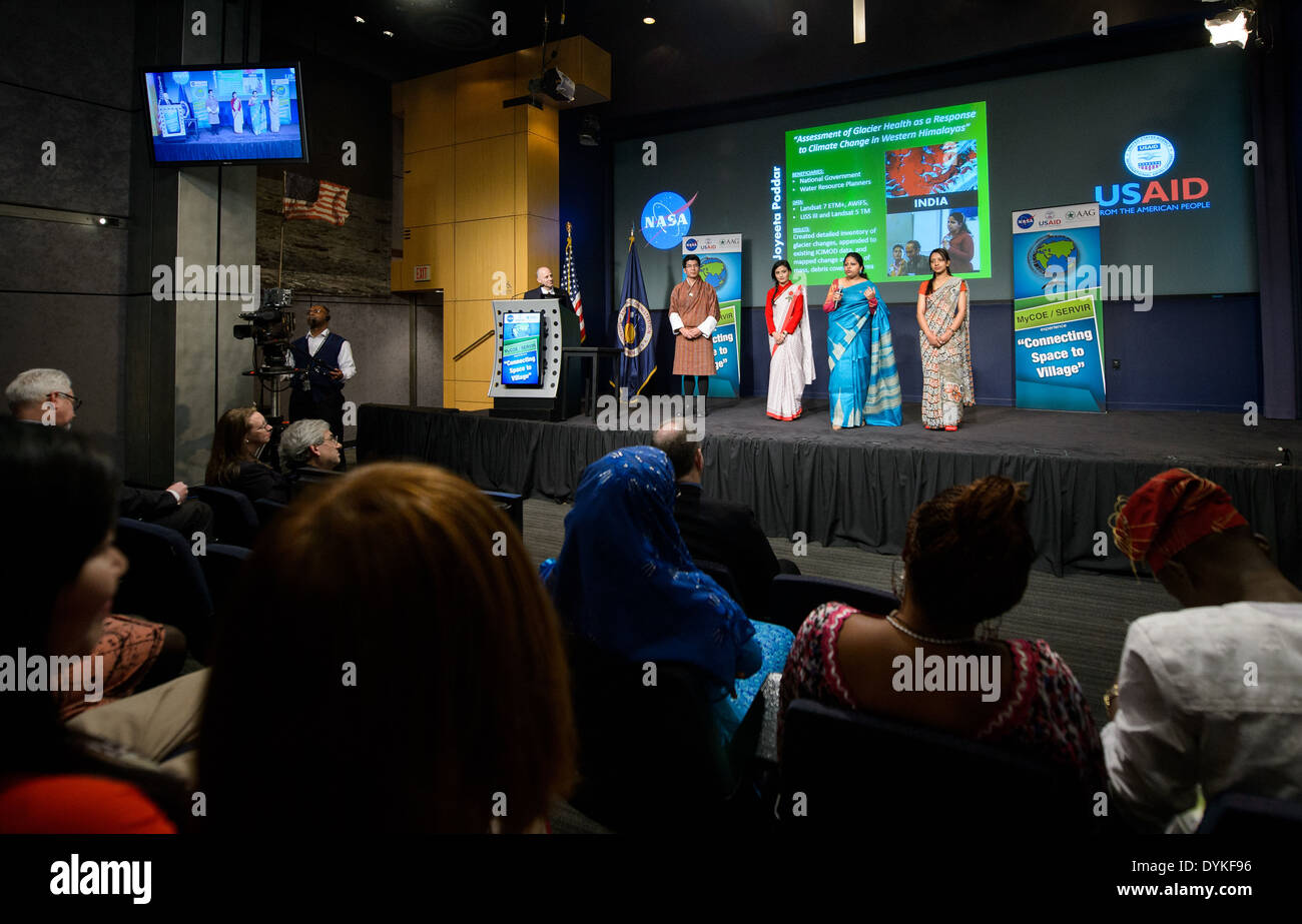 Les programmes My Community, Our Earth (MyCOE) et SERVIR DE la NASA présentent les outils d’observation de la Terre, axés sur la surveillance de l’environnement et la gestion des catastrophes. Banque D'Images