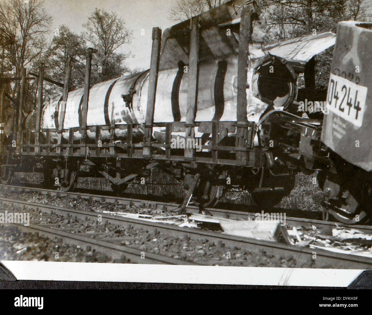 Cette image montre le 125e escadron de liaison pendant la seconde Guerre mondiale, avec un missile balistique A-4 Aggregat-4, qui fait partie du programme allemand de fusée V-2. Les opérations de l'escadron impliquaient la liaison et le soutien aux missions militaires pendant le conflit. Banque D'Images