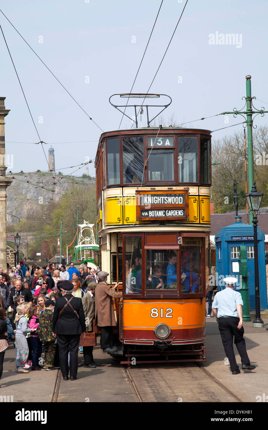 Crich, Derbyshire, Royaume-Uni. 21 avril 2014. Les familles apprécieront le soleil du printemps à Crich Tramway sur Village Easter Bank Holiday lundi. Mark Richardson / Alamy Live News. Banque D'Images