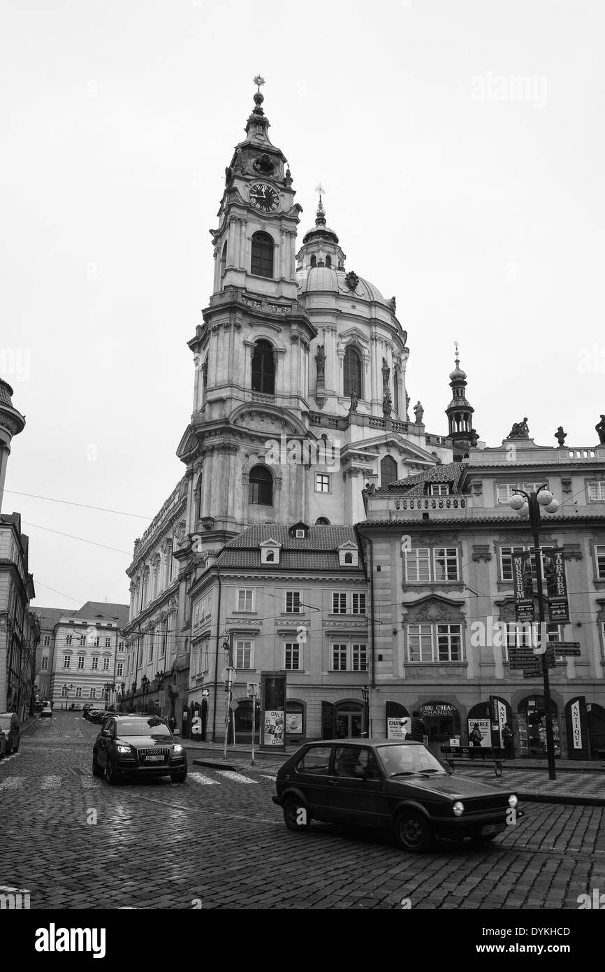 Les rues du vieux Prague. La Cathédrale Saint Nicolas. Film stylisée. Gros grains. Le noir et blanc Banque D'Images