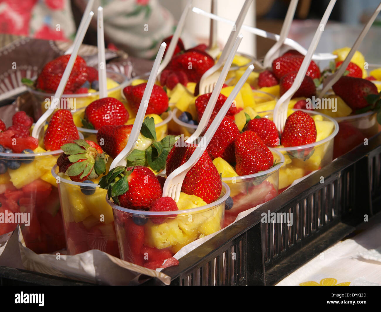 Salade de fruits mélangés dans des gobelets en plastique sur le marché libre de Portobello road Banque D'Images