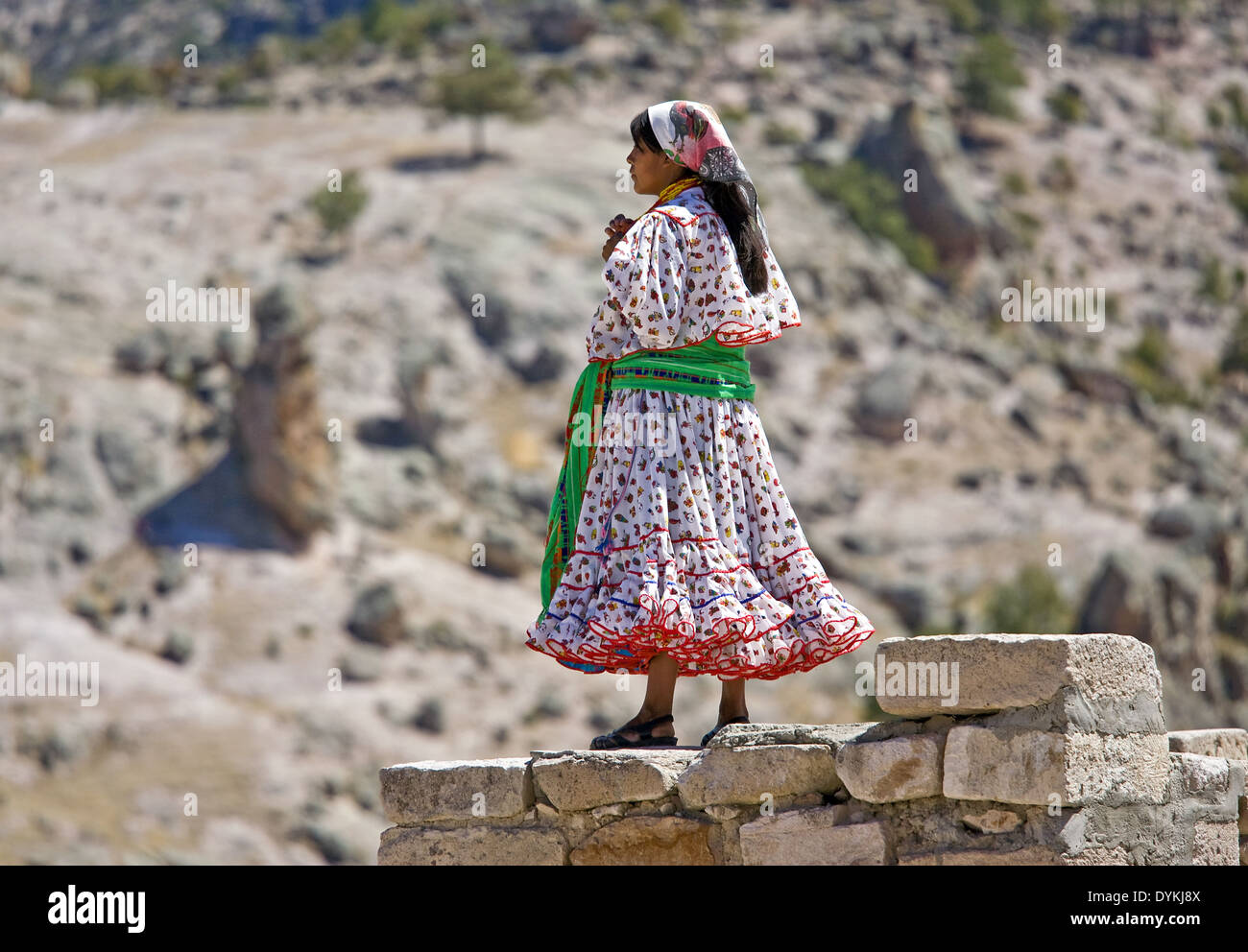 Tehuerichi - Mexique. Participant à une cérémonie organisée pour célébrer Pâques dans Tehuerichi, un village de la Sierra Tarahumara. Banque D'Images