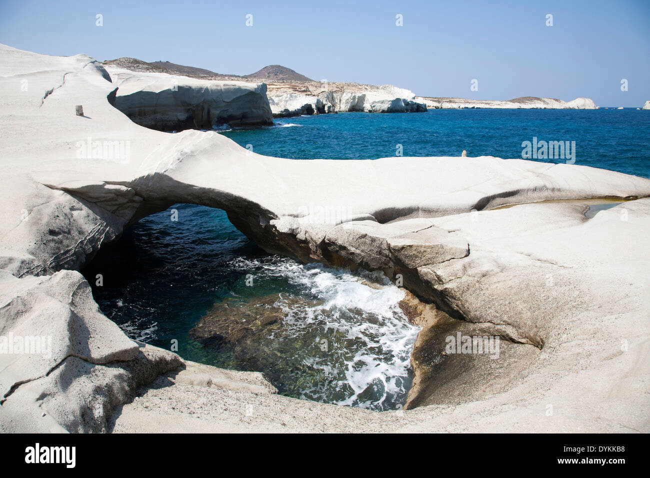 Avec les roches de sarakiniko, île de Milos, Cyclades, Grèce, Europe Banque D'Images