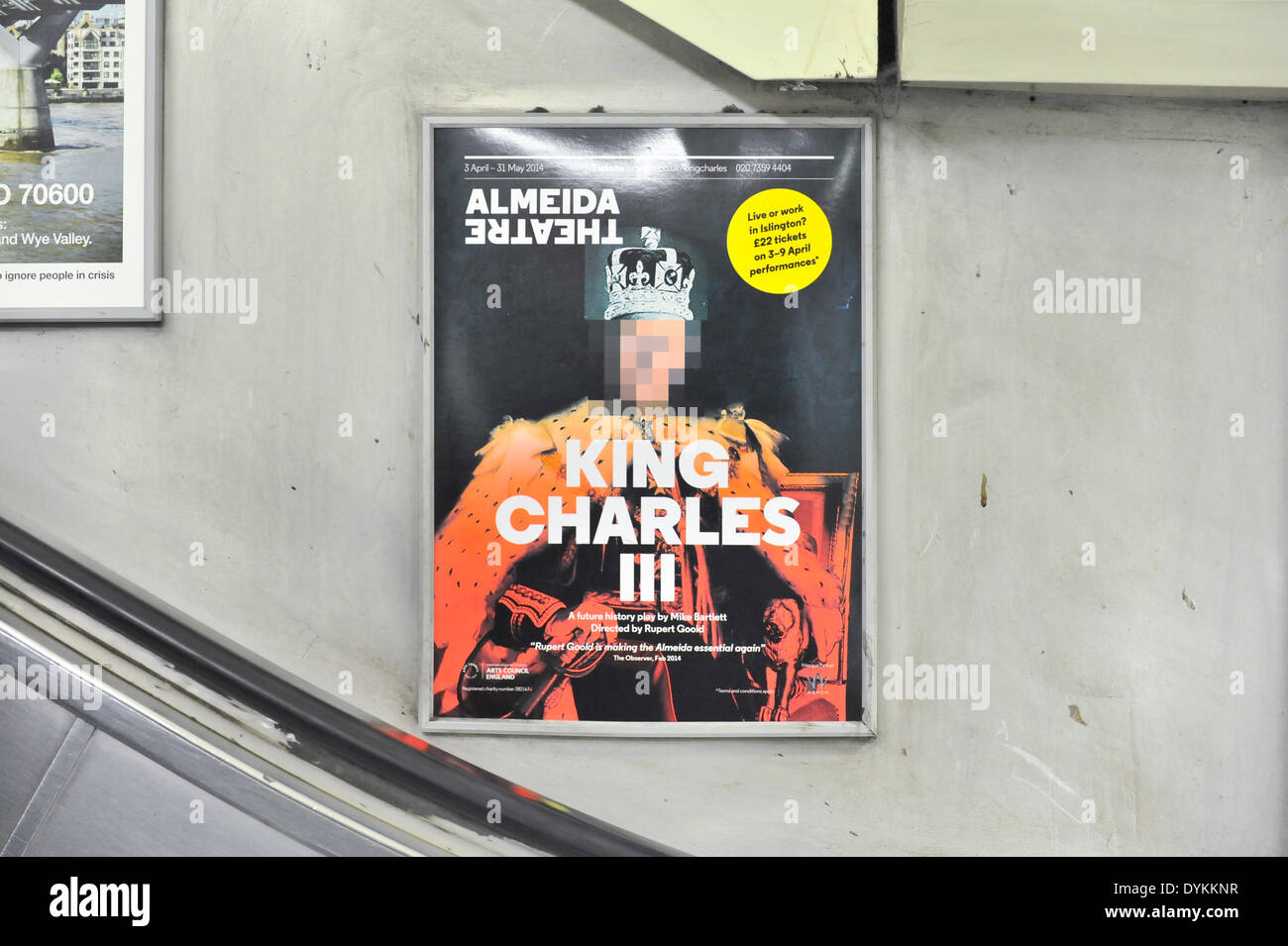 La station de métro Angel, Londres, Royaume-Uni. 21 avril 2014. Affiches exposées dans le métro montrant jouer ont son visage, tandis que l'affiche pixélisée à l'extérieur du théâtre ne fonctionne pas. Crédit : Matthieu Chattle/Alamy Live News Banque D'Images