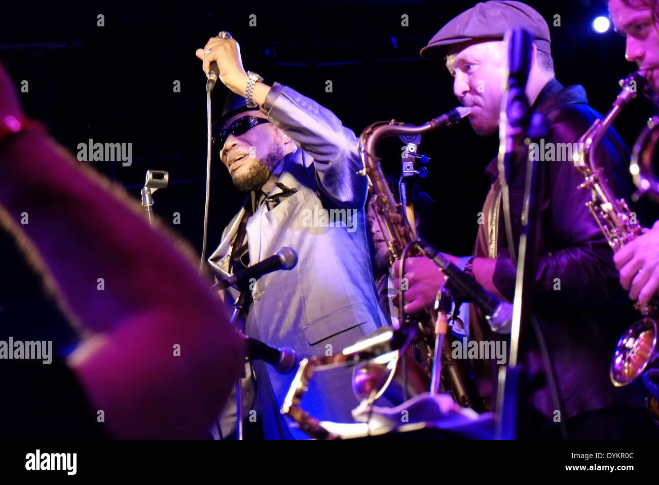 Londres, Royaume-Uni. Apr 20, 2014. Derrick Morgan effectue avec les chats haut et Goldmaster effectuer à Dingwalls Camden Lock pour l'International Ska Festival 2014. Credit : Trish Gant/Alamy Live News Banque D'Images