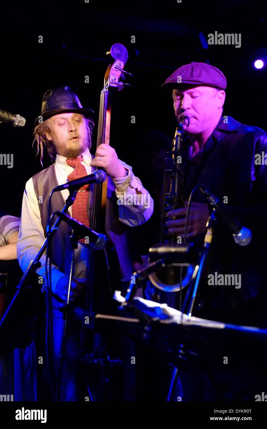 Londres, Royaume-Uni. Apr 20, 2014. Derrick Morgan soutien Allstars Goldmaster à Dingwalls Camden - Malcolm à la basse Goldmaster fonctionne à Dingwalls Camden Lock pour l'International Ska Festival 2014. Credit : Trish Gant/Alamy Live News Banque D'Images