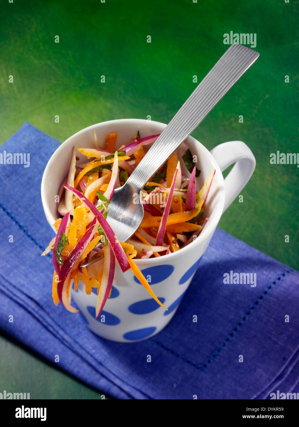 L'Oignon Salade de carottes dans une tasse Banque D'Images