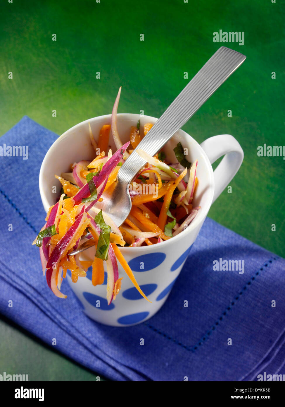 L'Oignon Salade de carottes dans une tasse Banque D'Images
