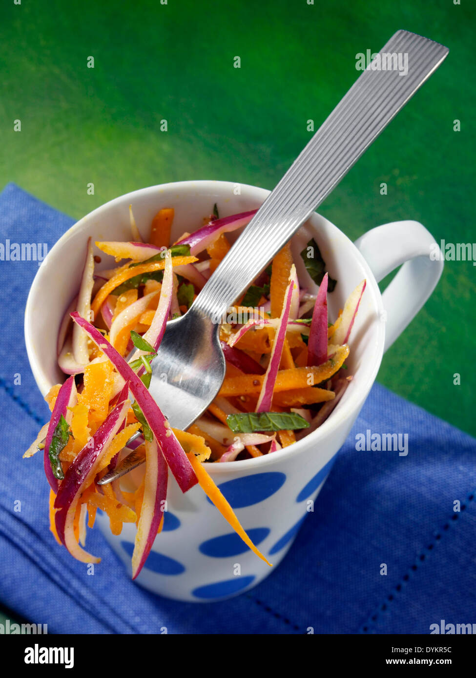 L'Oignon Salade de carottes dans une tasse Banque D'Images