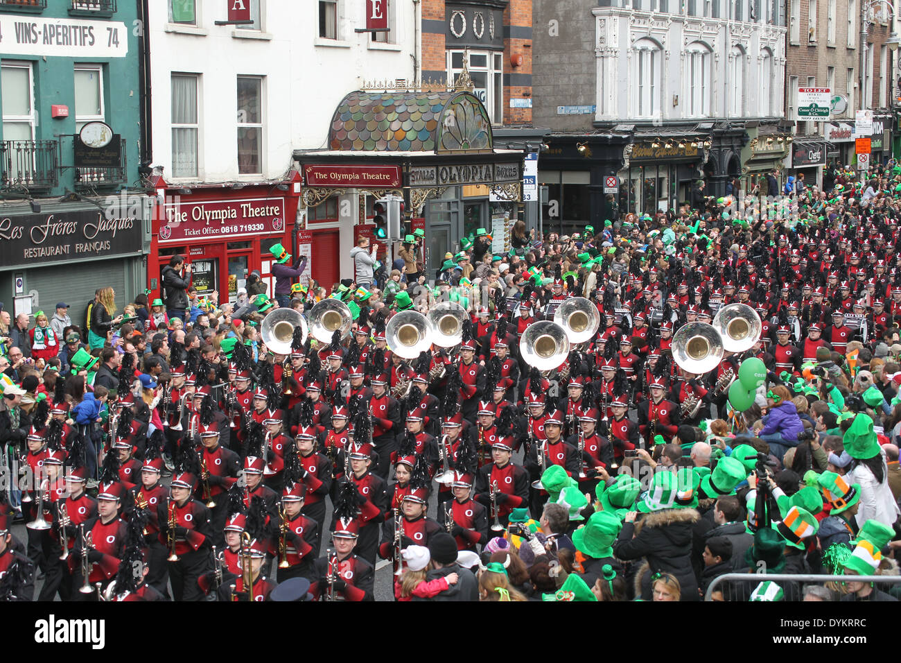 Une fanfare effectuer pendant la Saint Patrick's Day Parade dans le centre-ville de Dublin Banque D'Images