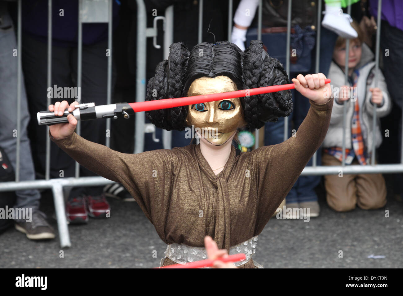 Une femme habillé comme un personnage de la série de films Star Wars à la Saint Patrick's Day Parade dans le centre-ville de Dublin Banque D'Images