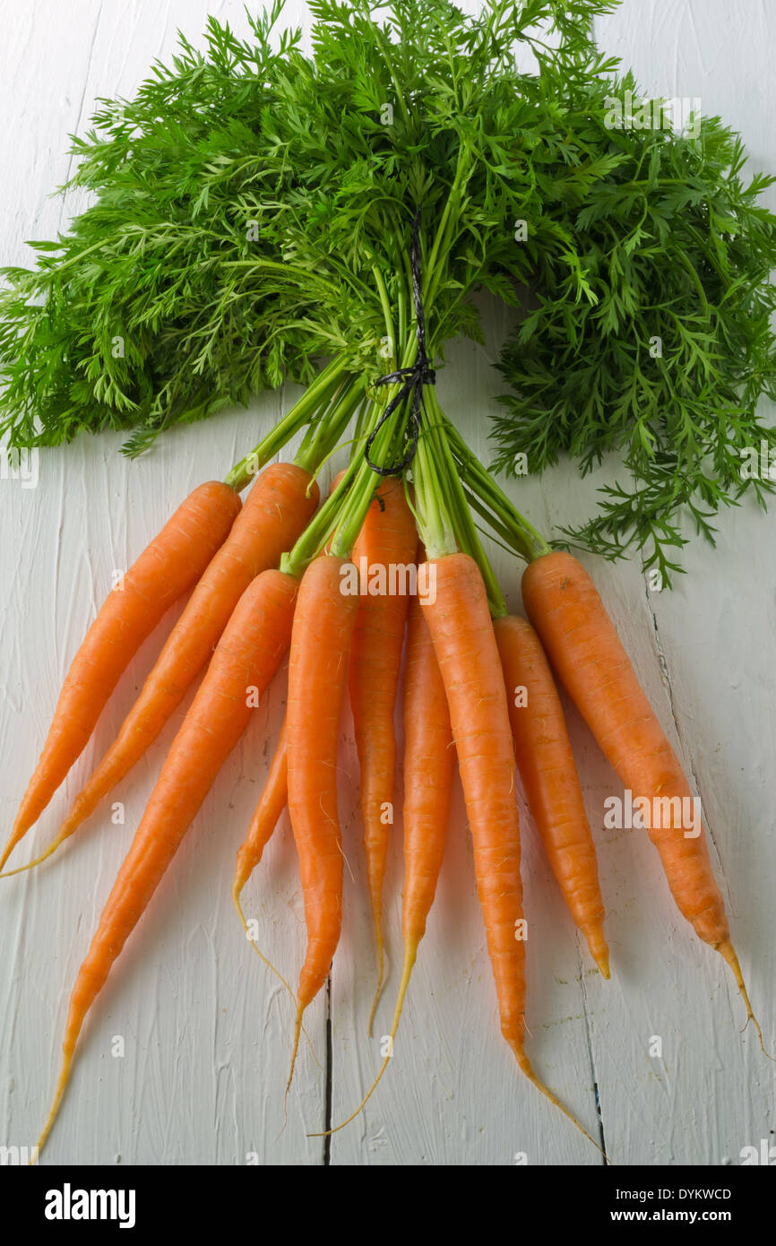 Un tas de carottes affiché sur un tableau blanc. Un légume racine populaire plein de vitamine A. Banque D'Images