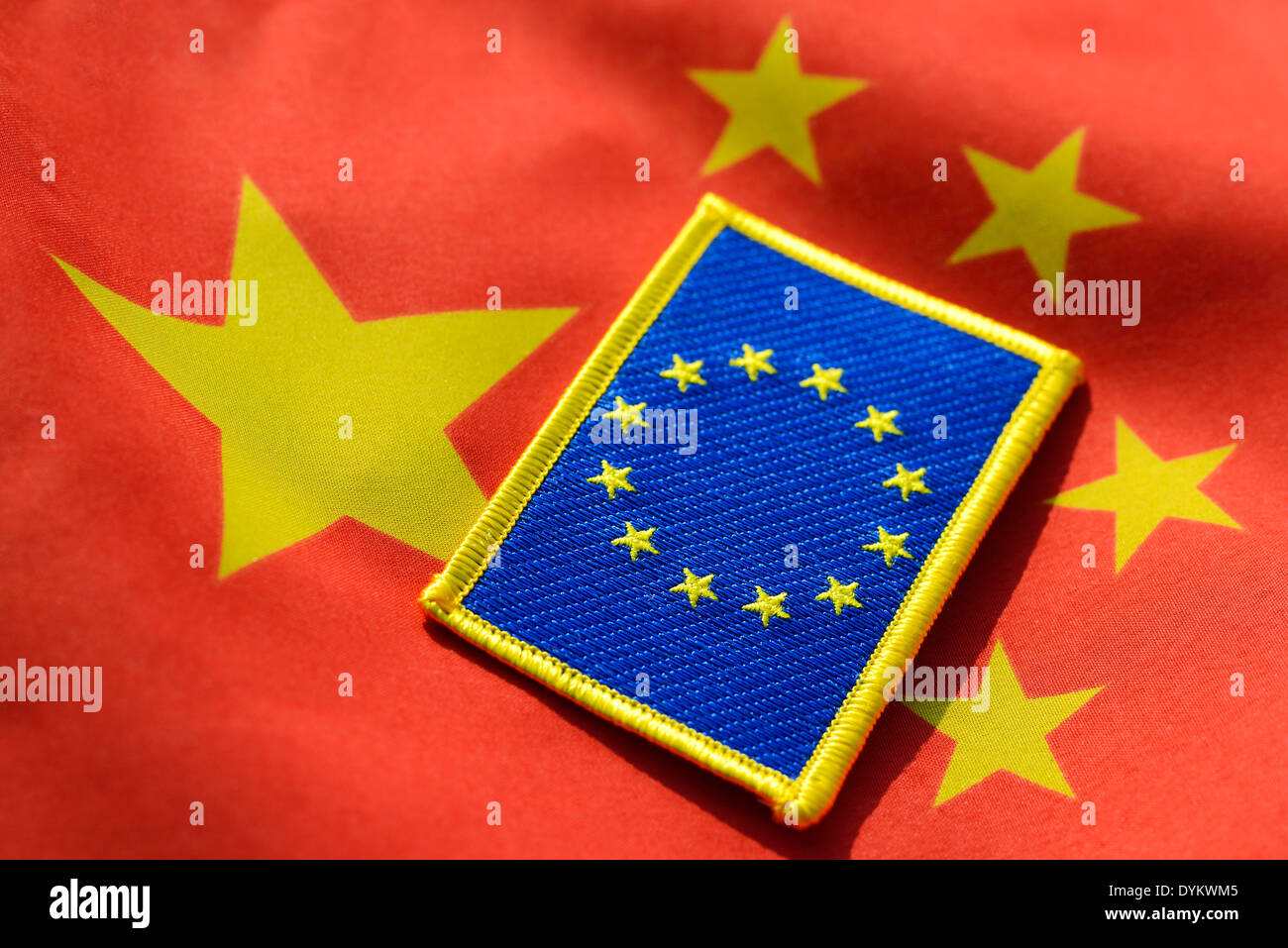Ue-Fahne auf, China-Fahne Wirtschaftsbeziehungen zwischen Europa und Chine Banque D'Images