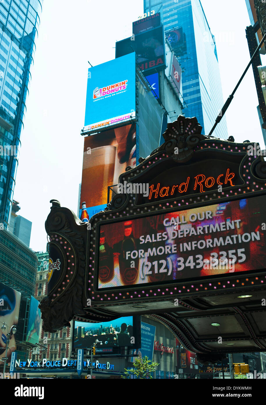 Les panneaux lumineux et verre Bâtiments, Times Square New York City Banque D'Images