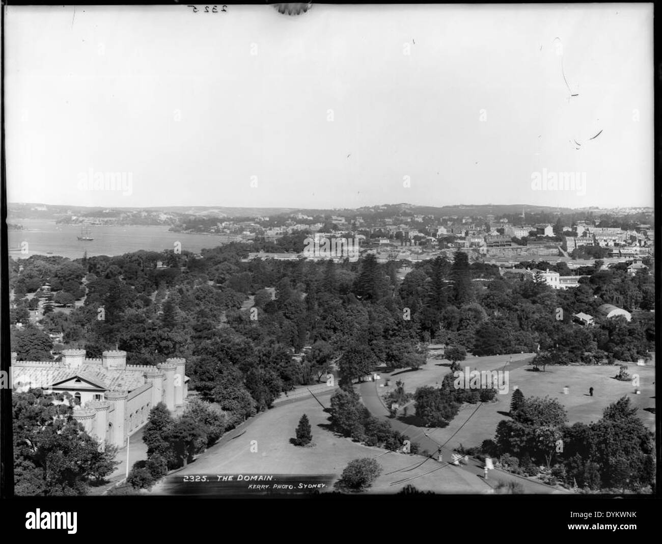 Cette image représente le domaine, un grand parc public de Sydney, en Australie, situé à côté du jardin botanique royal. La photo souligne les grands espaces du parc, les arbres et la vue sur le port de Sydney. Le domaine est un site culturel important et abrite divers monuments, dont la galerie d'art de Nouvelle-Galles du Sud. Banque D'Images