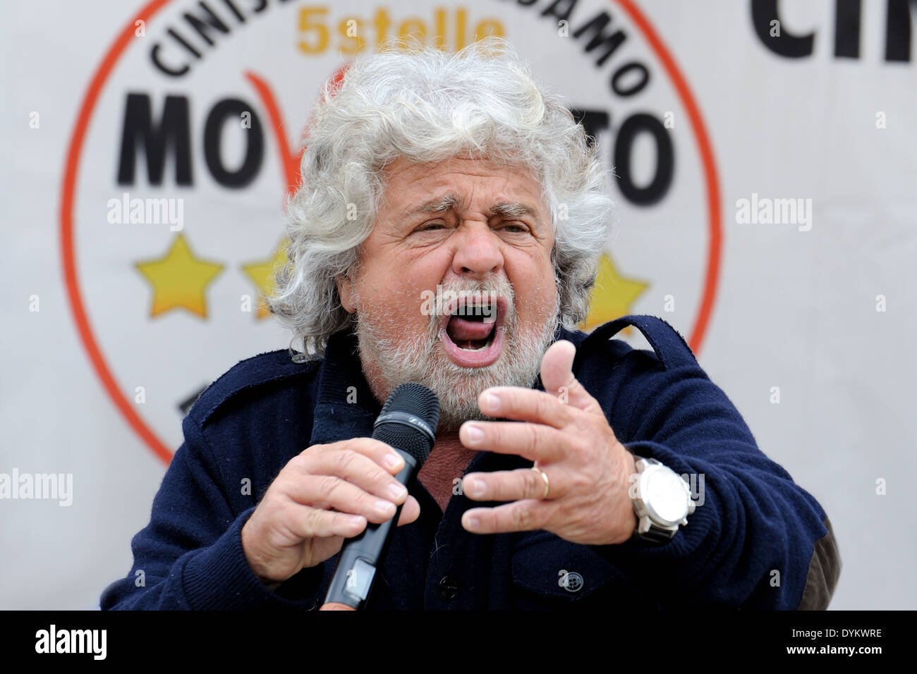 Beppe Grillo lors d'une réunion politique dans un carré (mouvement cinq étoiles), en colère close-up avec la main gauche. Banque D'Images