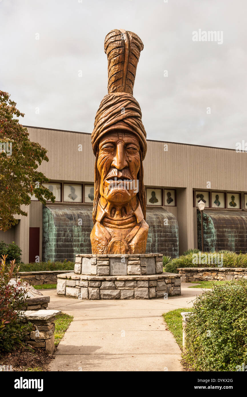 Statue en bois de Sequoyah invente l'alphabet Cherokee Banque D'Images