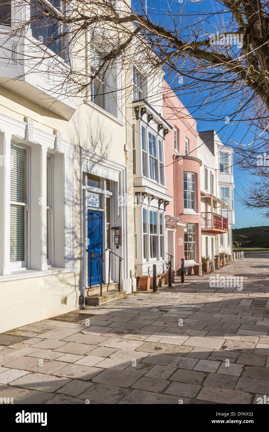 Maisons géorgiennes à Grand Parade, Portsmouth, Hampshire, Royaume-Uni y compris chambre avec fenêtre à la façade rose Banque D'Images