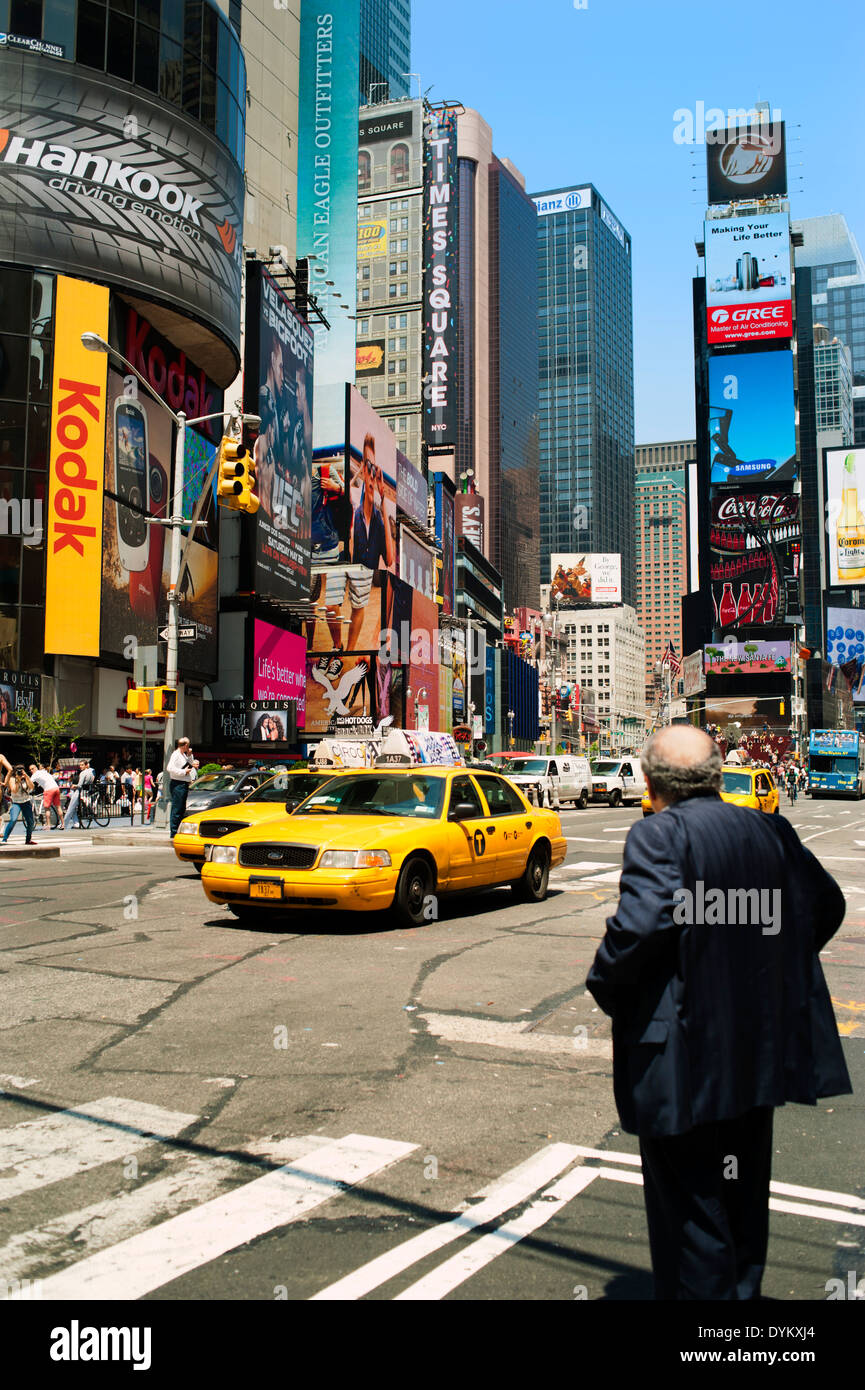 Un homme chauve sur coin de rue crossing street à Times square new york city Banque D'Images