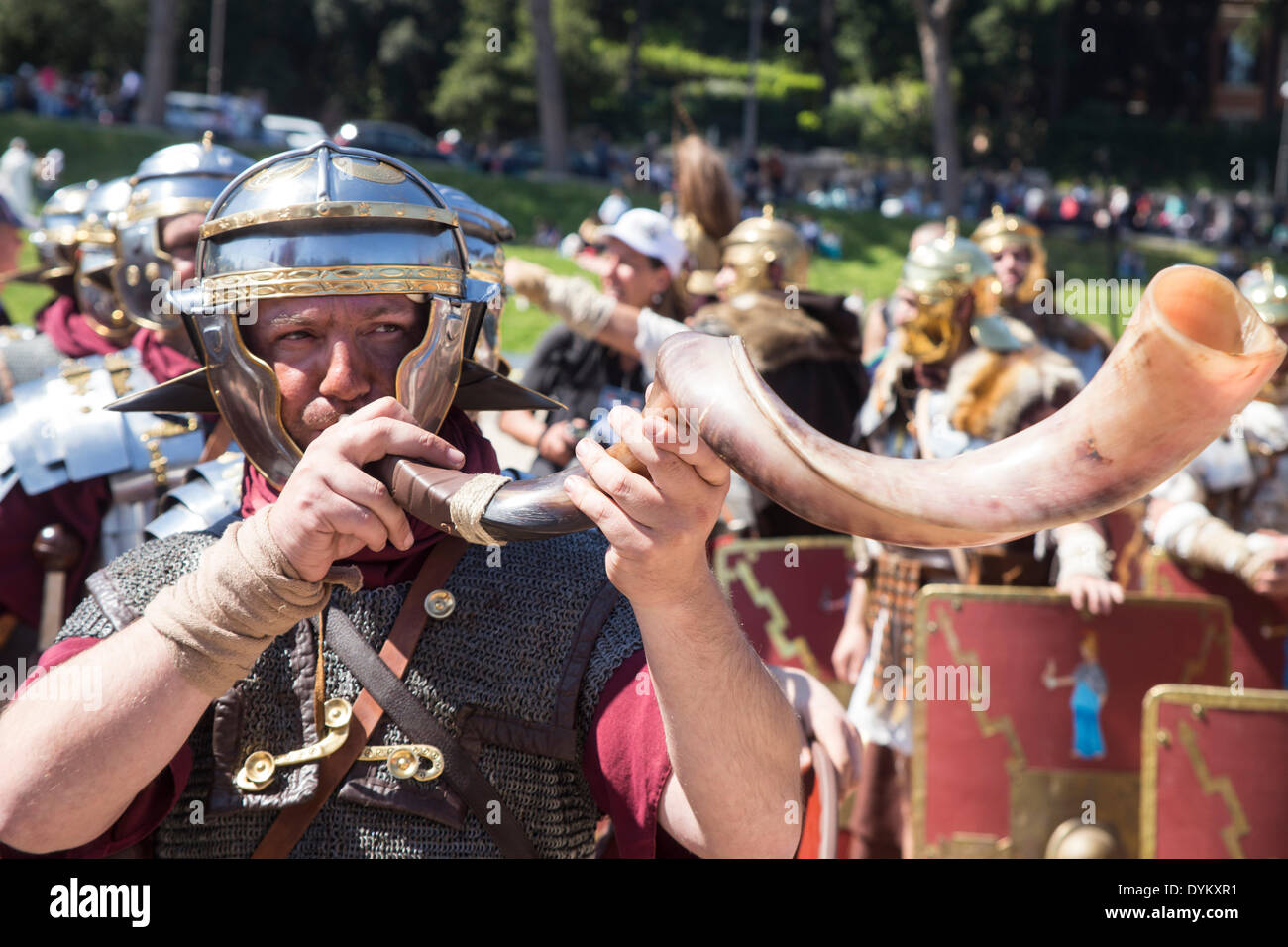 Rome, Italie. 21 avril 2014. Anniversaire de Rome est la plus grande reconstitution historique de l'évocation avec la participation de douzaines de groupes d'autres pays européens (env. 1600 personnes en fonction avec l'organisation). L'événement est organisé par "Gruppo Storico Romano" sous la direction scientifique du département des sciences de l'université Tor Vergata de Rome. Les rituels sont répondu presque exactement comme il y a 3000 ans Crédit : Francesco Gustincich/Alamy Live News Banque D'Images