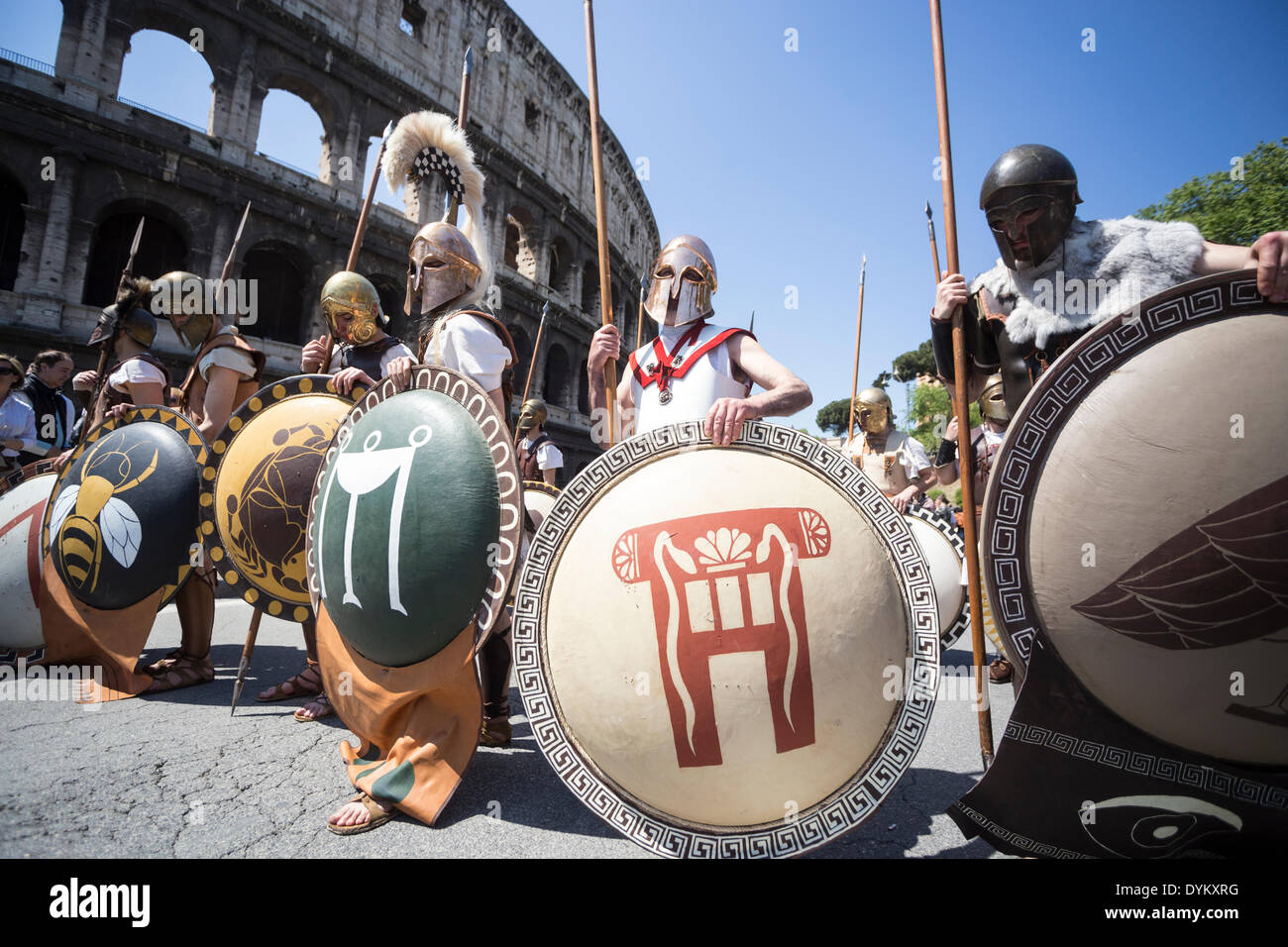 Rome, Italie. 21 avril 2014. Anniversaire de Rome est la plus grande reconstitution historique de l'évocation avec la participation de douzaines de groupes d'autres pays européens (env. 1600 personnes en fonction avec l'organisation). L'événement est organisé par "Gruppo Storico Romano" sous la direction scientifique du département des sciences de l'université Tor Vergata de Rome. Les rituels sont répondu presque exactement comme il y a 3000 ans Crédit : Francesco Gustincich/Alamy Live News Banque D'Images