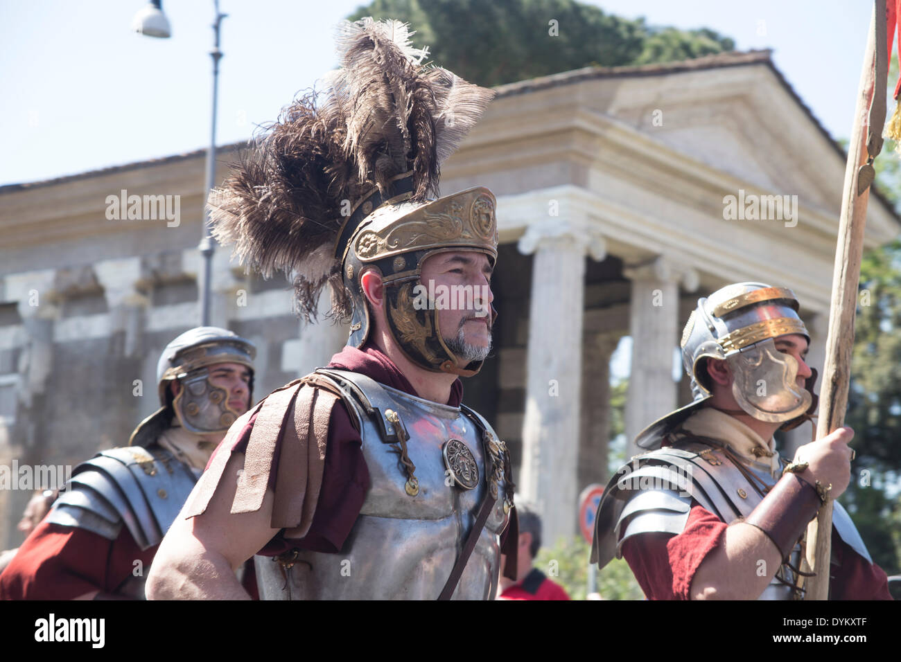 Rome, Italie. 21 avril 2014. Anniversaire de Rome est la plus grande reconstitution historique de l'évocation avec la participation de douzaines de groupes d'autres pays européens (env. 1600 personnes en fonction avec l'organisation). L'événement est organisé par "Gruppo Storico Romano" sous la direction scientifique du département des sciences de l'université Tor Vergata de Rome. Les rituels sont répondu presque exactement comme il y a 3000 ans Crédit : Francesco Gustincich/Alamy Live News Banque D'Images