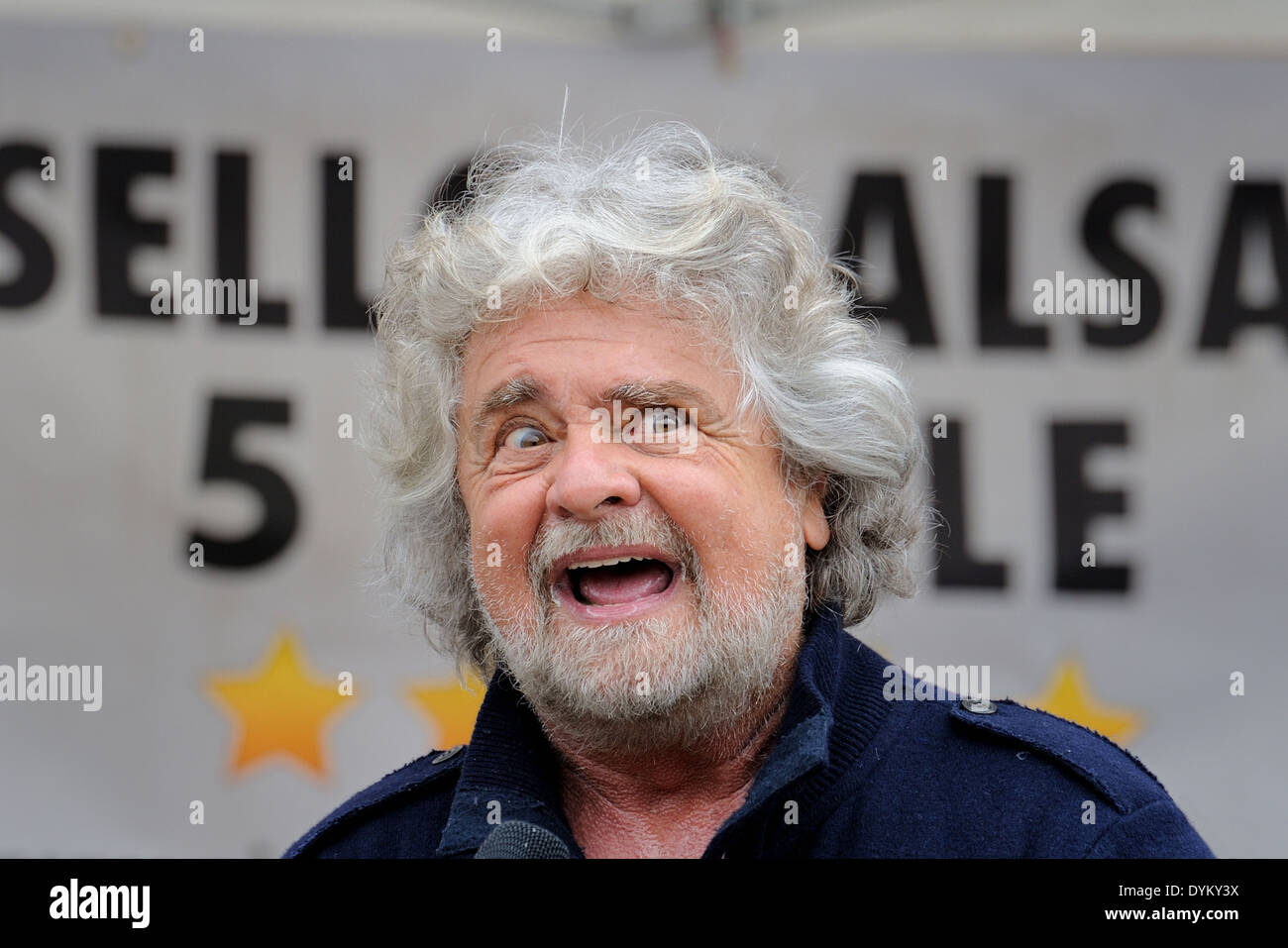 Beppe Grillo lors d'une réunion politique dans un carré (mouvement cinq étoiles), close-up avec des yeux fous. Banque D'Images