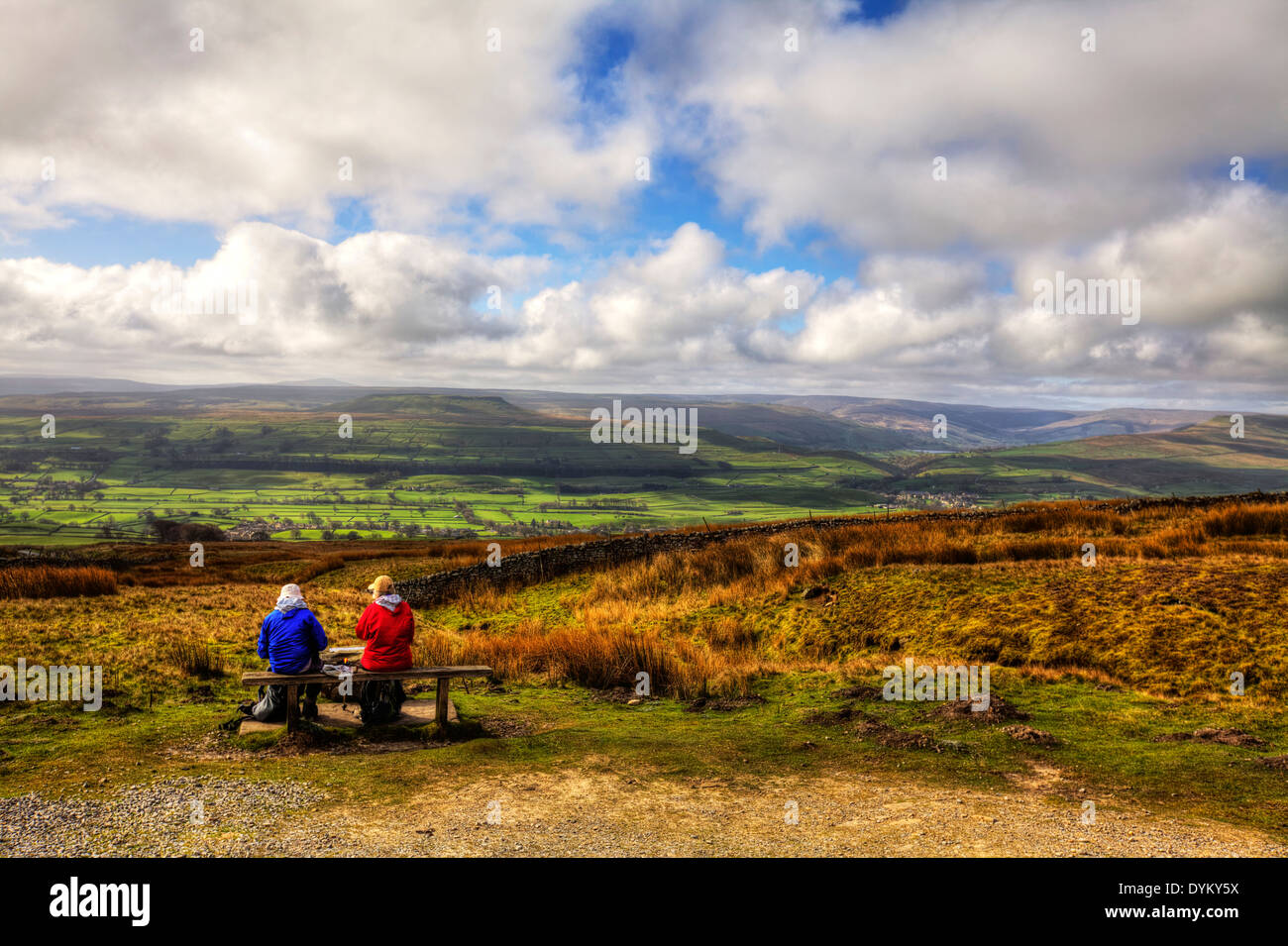 Le repos sur le banc de la randonnée dans le Yorkshire Dales National Park, Royaume-Uni Angleterre GO Banque D'Images