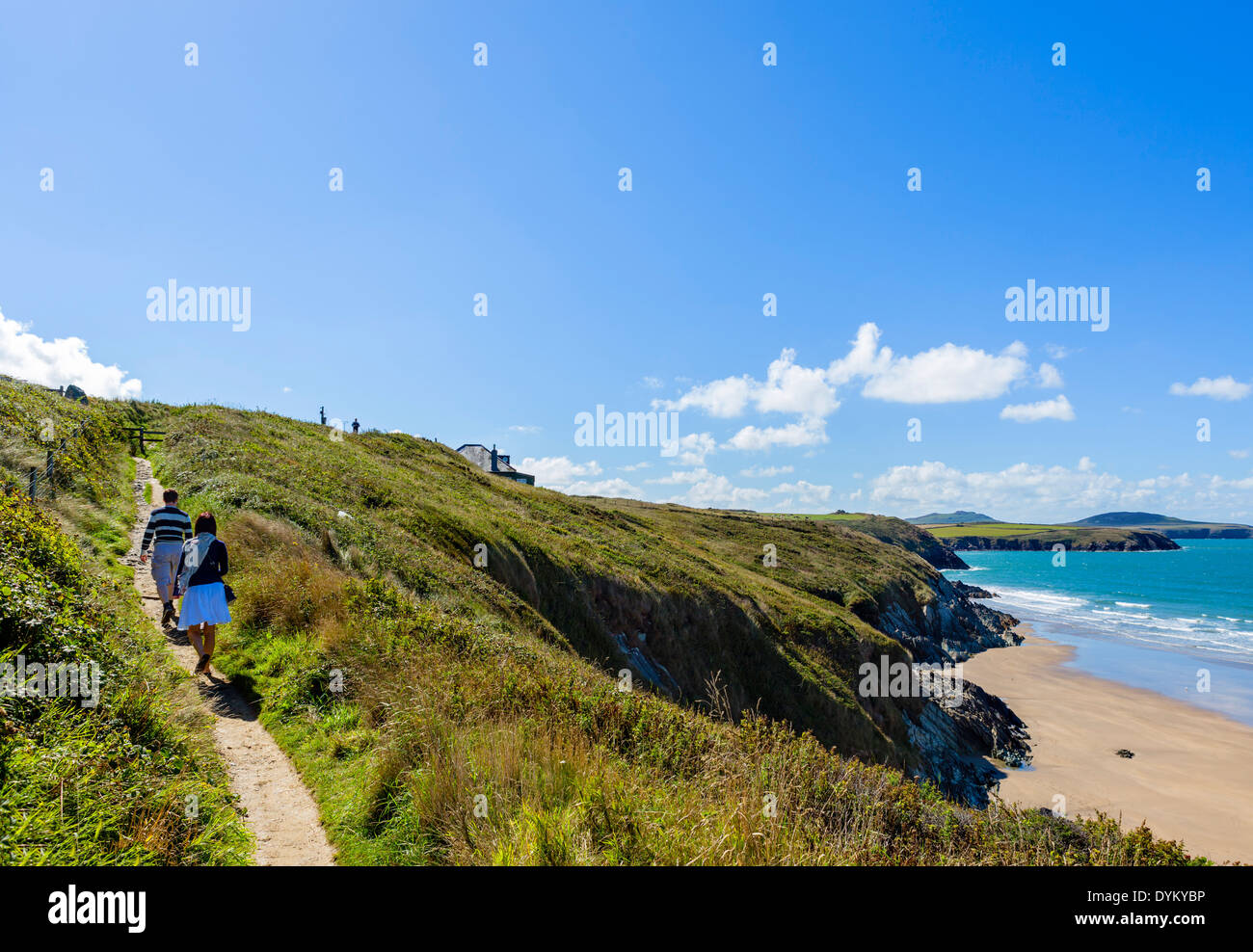 Couple sur le chemin de la côte du Pembrokeshire à Whitesands Beach près de St David's, Pembrokeshire, Pays de Galles, Royaume-Uni Banque D'Images