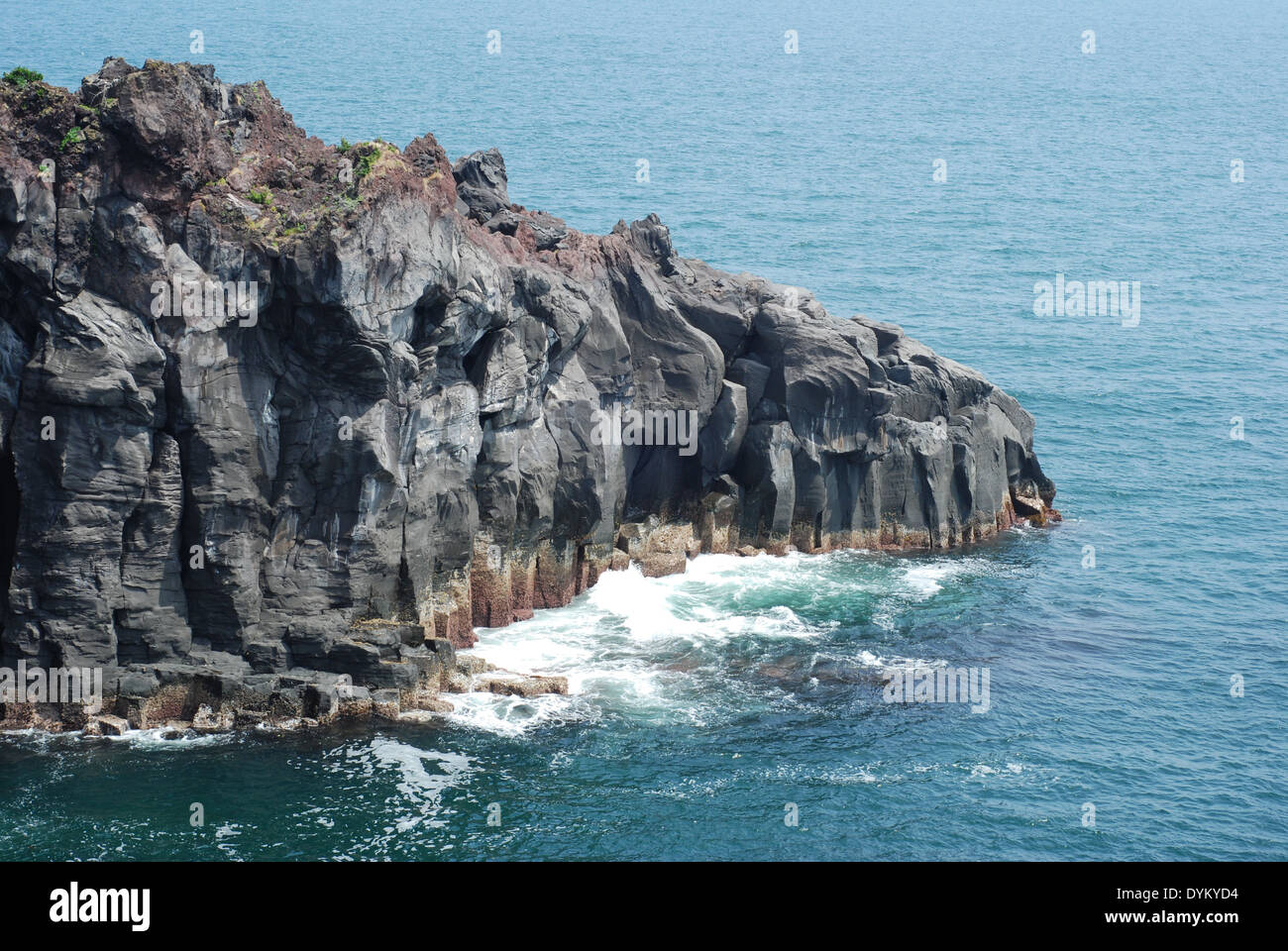 Falaise de roche par la mer, péninsule d'Izu, Shizuoka Prefecture, Japan Banque D'Images