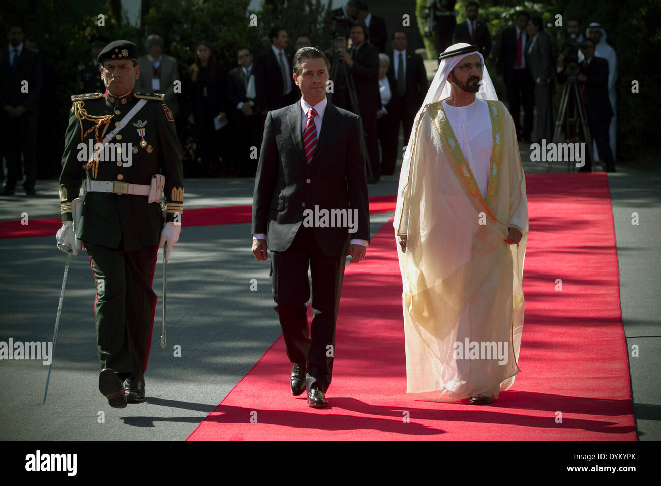 La ville de Mexico, Mexique. Apr 21, 2014. Le Président mexicain Enrique Pena Nieto (C) et le premier ministre et le Vice-président des Emirats Arabes Unis Cheikh Mohammed Bin Rashid Al Maktoum (R) revue de la garde d'honneur au cours d'une cérémonie d'accueil dans la résidence officielle de Los Pinos, à Mexico, capitale du Mexique, le 21 avril 2014. © Alejandro Ayala/Xinhua/Alamy Live News Banque D'Images