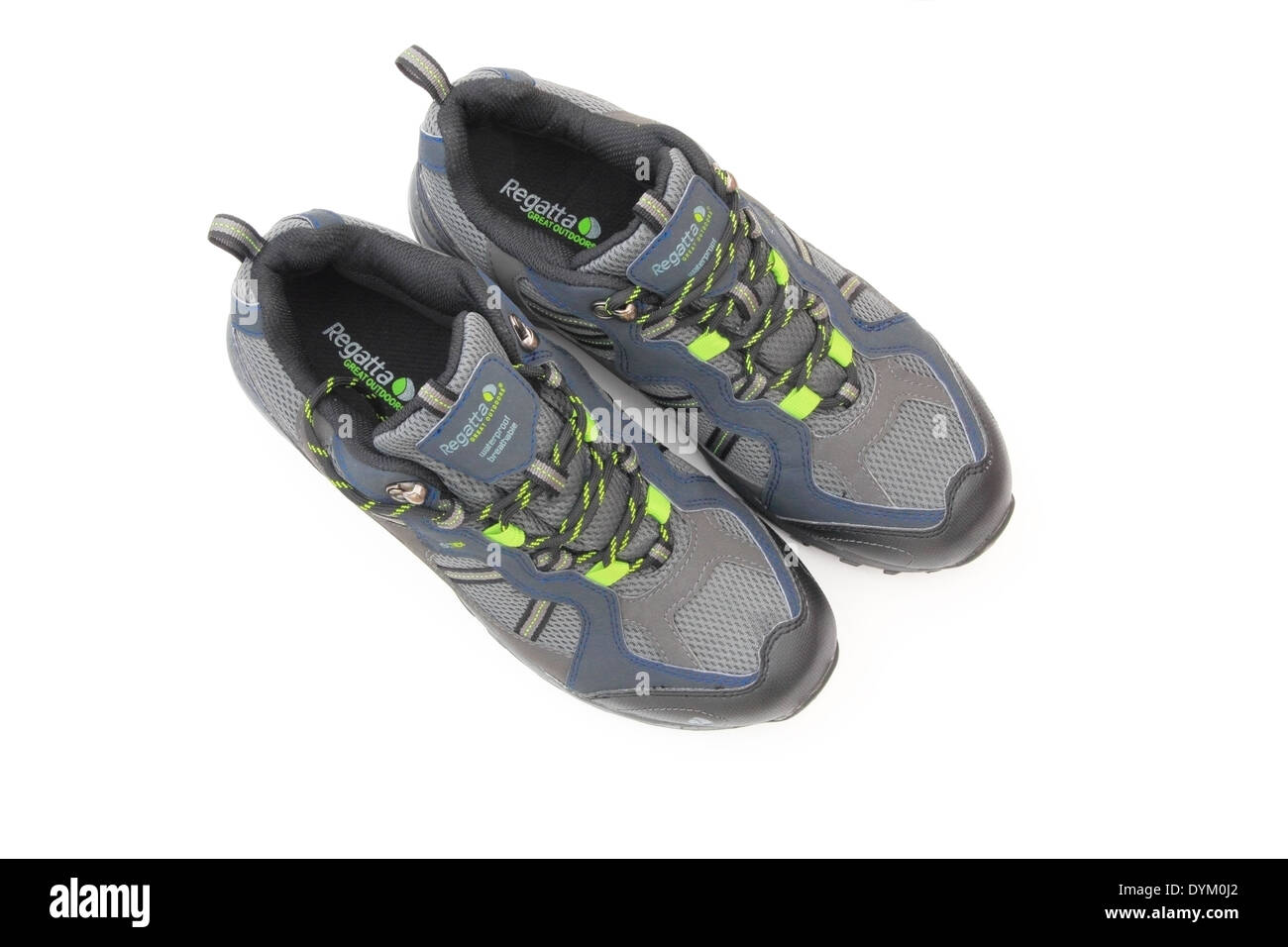 Paire de chaussures de course pour hommes sur un fond blanc, UK Banque D'Images