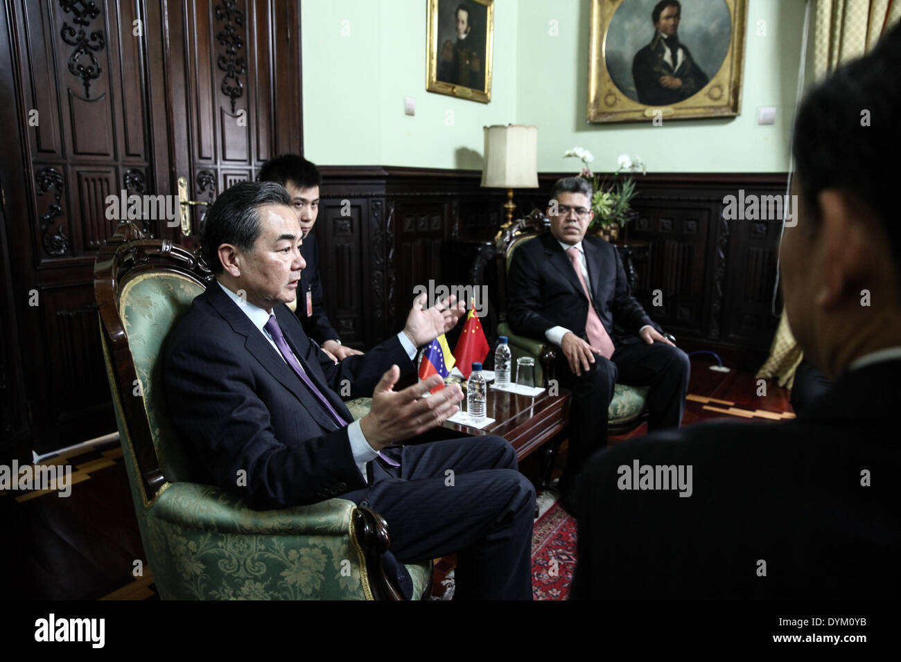 (140422) -- CARACAS, 22 avril 2014 (Xinhua) -- le ministre chinois des affaires étrangères Wang Yi (à gauche) rencontre son homologue vénézuélien Elias Jaua au ministère des Affaires étrangères à Caracas, Venezuela, le 21 avril 2014. ( Xinhua/Boris Vergara) Banque D'Images