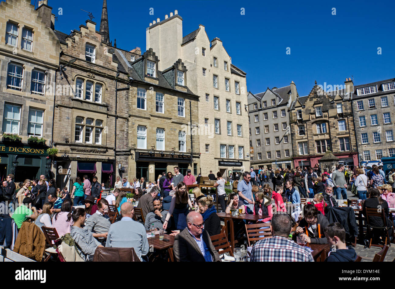 Les touristes et les habitants profitez d'une après-midi de printemps ensoleillé dans le Grassmarket, Édimbourg, Écosse, Royaume-Uni. Banque D'Images